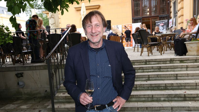 Cermak Dvorak a teraz hviezda Snezenky a machri ma mladu partnerku Duchoslav ma o skoro tridsat rokov mladsiu