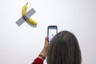 Chcel som len zistit ako chuti banan za 516 miliona eur Holandan zjedol sucast umeleckej instalacie Maurizia Cattelana