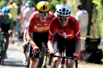 Pad Pogacara neuspesna stihacia jazda Van der Poela Dramaticku etapu rozhodla az cielova fotografia