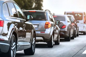 Po zrazke aut sa vytvorila trojhodinova kolona na D2