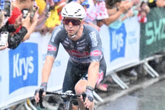 Prekvapil vsetkych Australcan oslavuje prvy triumf na Tour do Pariza si ide po trofej Pogacar