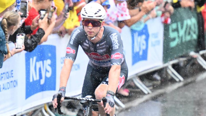 Prekvapil vsetkych Australcan oslavuje prvy triumf na Tour do Pariza si ide po trofej Pogacar