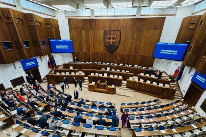 Prieskum Volby by v juli vyhralo Progresivne Slovensko nasledoval by Smer a Hlas