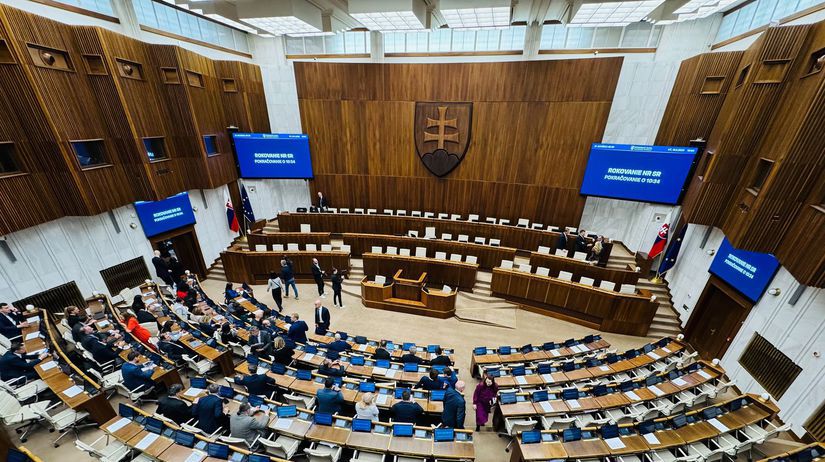 Prieskum Volby by v juli vyhralo Progresivne Slovensko nasledoval by Smer a Hlas