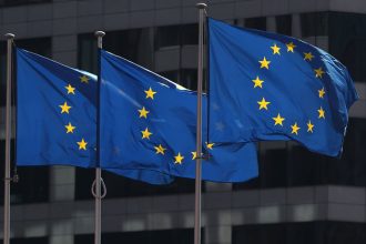 Trump pritvrdil Brusel reaguje hrozia odvetne cla na lietadla auta aj bourbon