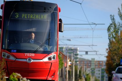 V bratislavskej Petrzalke zacala premavat elektricka