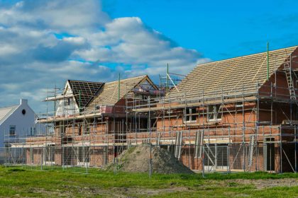 Ciernym stavbam odzvonilo Stavebny zakon prisnejsi pokuty a buranie realitou