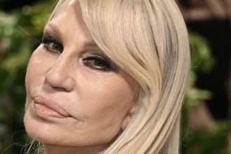 Donatella Versace omladla o 20 rokov Kto je ona