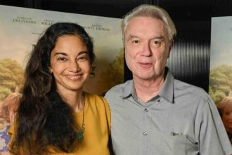 Laska nepozna vek 73 rocny spevak poklakol pred 55 rocnou zenou