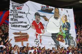 Majitel s pistolou pri hlave hraca Anglicania vysetruju transparent