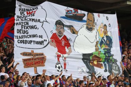 Majitel s pistolou pri hlave hraca Anglicania vysetruju transparent