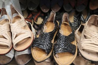 Mexiko kritizuje sandale od Adidas kaze dizajner