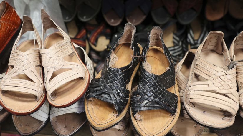 Mexiko kritizuje sandale od Adidas kaze dizajner