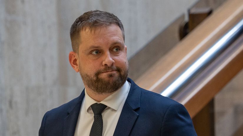 Odvolavanie ministra zdravotnictva Saska Prislo len 62 poslancov