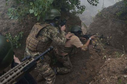Peklo na Ukrajine Rusi utocia v skupinach dronmi