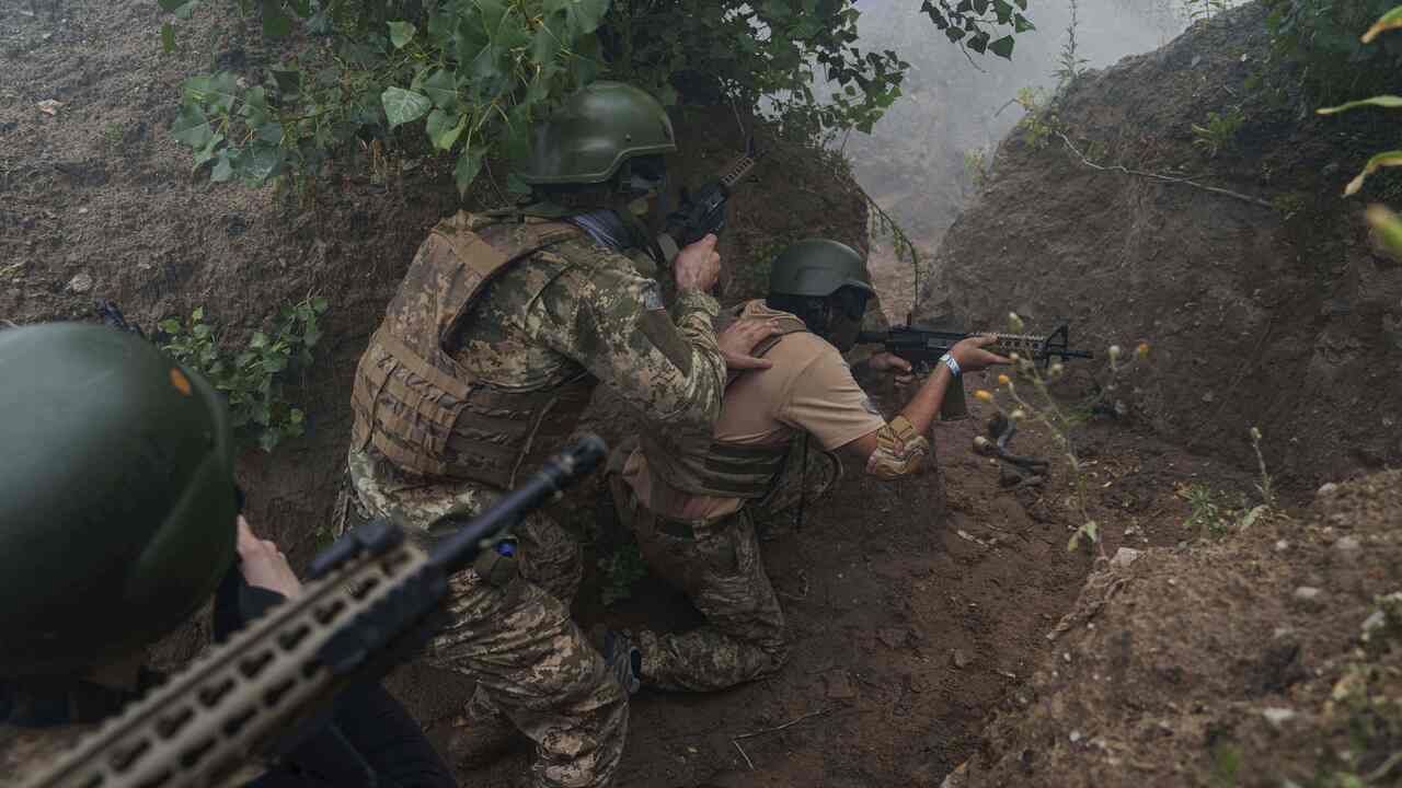 Peklo na Ukrajine Rusi utocia v skupinach dronmi