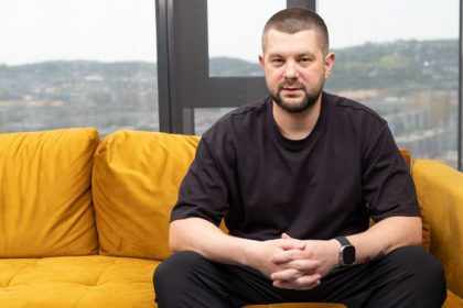 Simona ma iba ponizuje ja placem vzadu