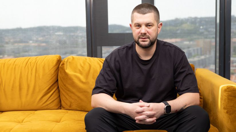 Simona ma iba ponizuje ja placem vzadu