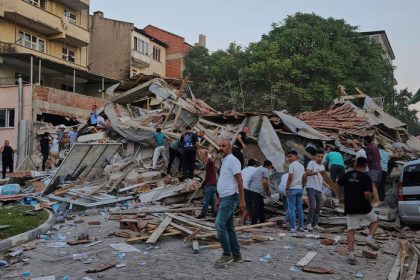 V Turecku sa triasla zem zrutilo sa niekolko budov
