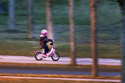 Vazny roman posiela deti na bicykloch medzi auta varuje Cyklokoalicia
