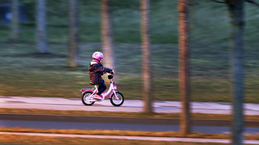 Vazny roman posiela deti na bicykloch medzi auta varuje Cyklokoalicia