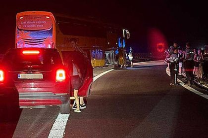 Vydeseni cestujuci volali o pomoc Opity vodic autobusu RegioJet unikal pred policiajou
