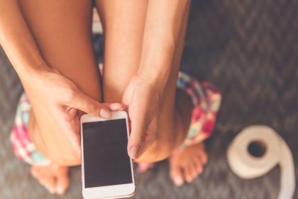Ak travite na WC s telefonom viac ako 5 minut hrozia vam problemy