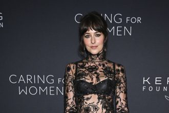 Dakota Johnson takmer naha Prisla len v cipke a bielizni