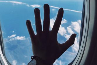 Necakana situacia na palube prinutila posadku odporucit cestujucim mocit do flias