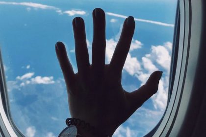 Necakana situacia na palube prinutila posadku odporucit cestujucim mocit do flias