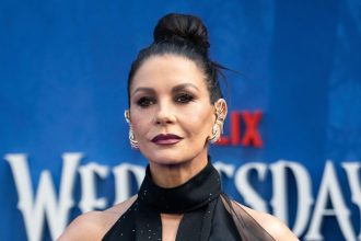 Nepomohli jej ani priesvitne minisaty Zeta Jones celi kritike vtip o mladom chlapcovi vyvolal rozruch