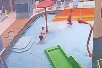 Otec sa v noci vlamal do akvaparku na oslavu 11 narodenin