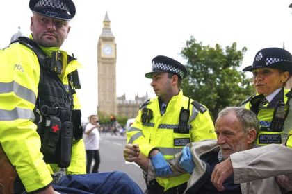 Paste kopance a pluvance na proteste v Londyne