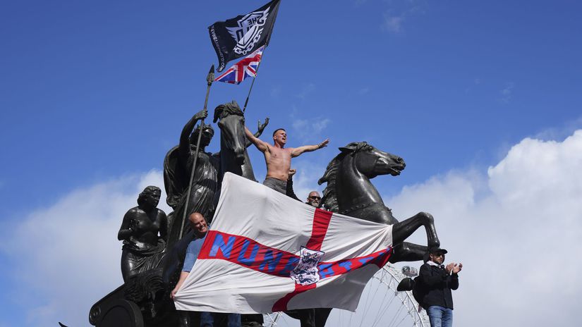 Robinsonova demonstracia v Londyne vyustila do nasilia 26 zranenych policajtov styria z nich vazne