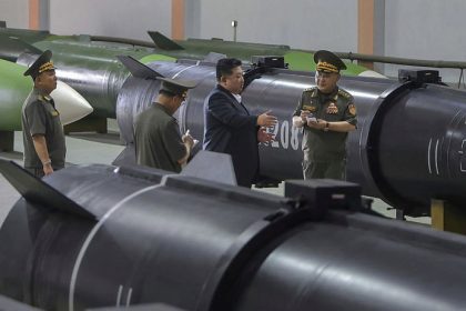 Severna Korea predstavila novu tovaren na rakety