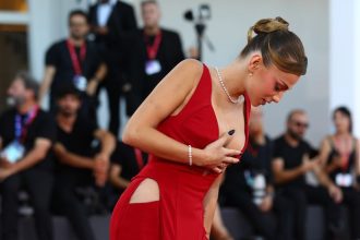 Sexi cervene saty odhalili viac ako cakala