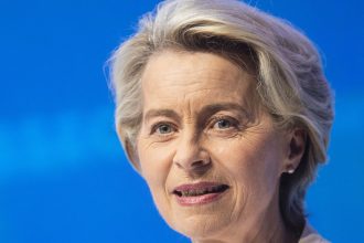 Spravy z telefonu von der Leyenovej sa udajne automaticky mazu