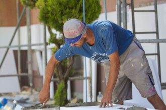 Stavebnicky paradox platy su vysoke ale chybaju ludia