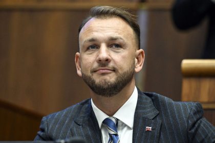 Sutaj Estok Ukoncil som vojnu v policii zastabilizoval ju