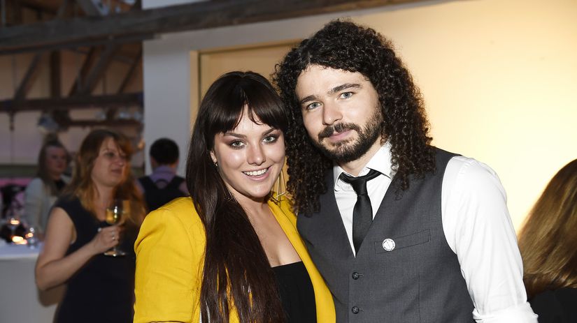 To je ale elegantny fesak Manzel Ewy Farnej sa vratil s novym imidzom