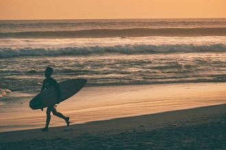 Turista sa utopil kym plavcik pozeral mobil