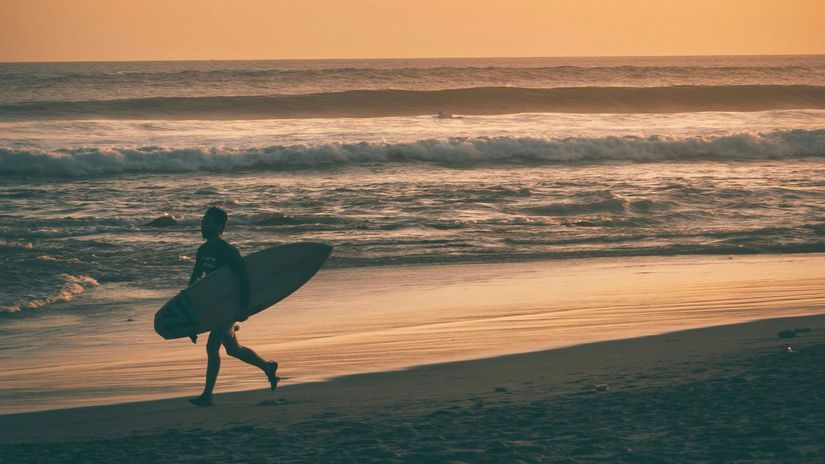 Turista sa utopil kym plavcik pozeral mobil