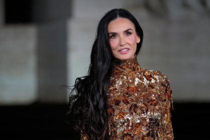 Uchvatna Demi Moore v zlate Serena stihla a opeiatkovana Gwyneth Gucci vracia strateny sexepil