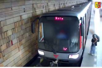 VIDEO Mladik neuveritelne riskoval svoj zivot v metre