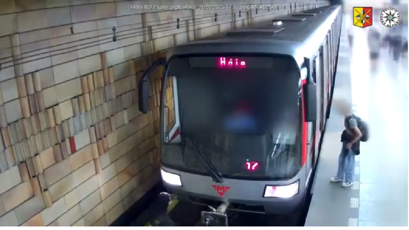 VIDEO Mladik neuveritelne riskoval svoj zivot v metre