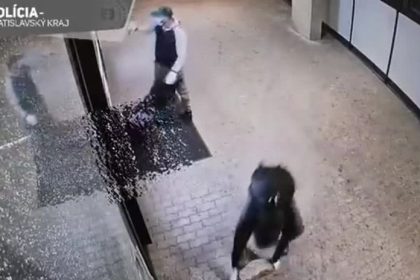 VIDEO S kamenom ani sekerou sa do prevadzky nevstupuje Policia hlada pachatelov z incidentu na Dunajskej ulici Poznate muzov na zazname