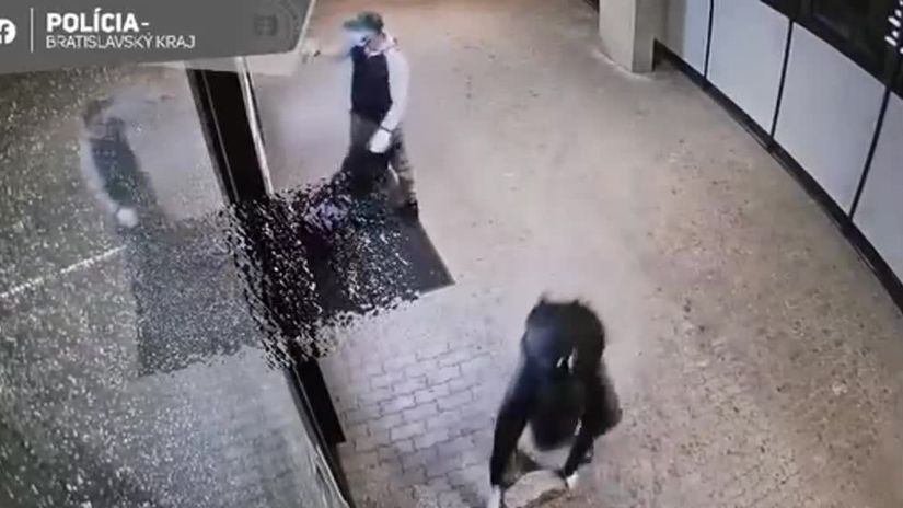 VIDEO S kamenom ani sekerou sa do prevadzky nevstupuje Policia hlada pachatelov z incidentu na Dunajskej ulici Poznate muzov na zazname