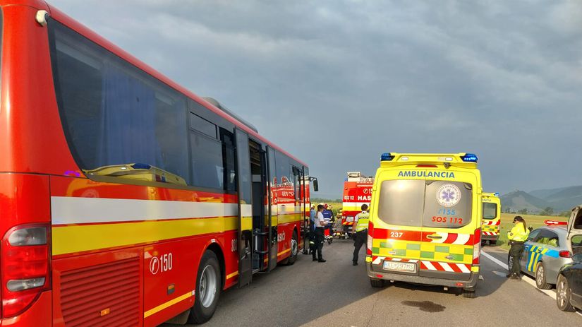 Autobus sa zrazil s dvomi autami vo Vysokych Tatrach