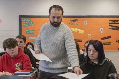 Az 50 tisic korun mesacne pre ucitelov v Cesku