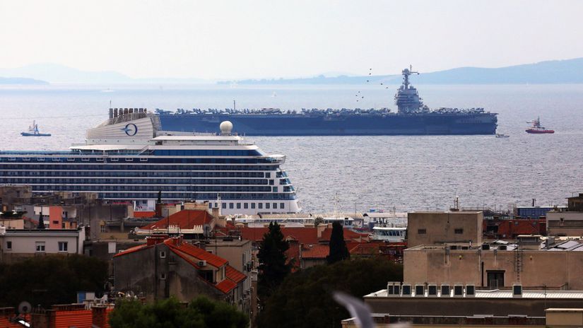 FOTO Najvacsia vojnova lod sveta v Splite